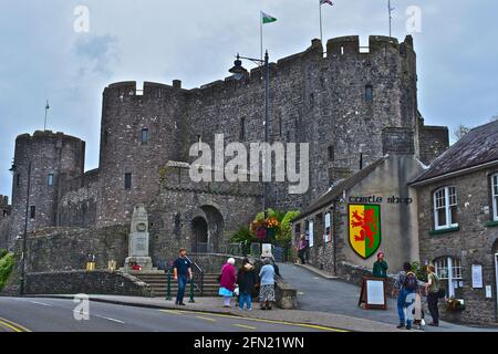 Blick auf die Straße auf das historische Schloss Pembroke. Es stammt aus Teilen des 12./13. Jahrhunderts und ist ein denkmalgeschütztes Gebäude. Stockfoto