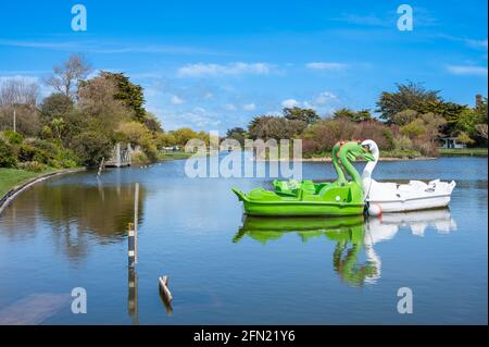 Landschaftsansicht an einem sonnigen Frühlingstag des Bootssees im Mewsbrook Park, Littlehampton, England, Großbritannien. Stockfoto