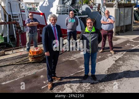 Castletownbere, West Cork, Irland. Mai 2021. Irische Fischer drohen in den nächsten Wochen mit einer Blockade der Fischereihäfen in Cork, Dublin und Rosslaire wegen der EU-Pläne, die Fangmengen der Fischer zu ändern. Heute treffen sich Senator Tim Lombard, Fine Gael, CEO der Irish South and West Fish Producers Organization, Patrick Murphy und die Trawler-Kapitäne Alan Carleton, Eric Murphy und Alan O'Neill, um die Themen zu diskutieren. Quelle: AG News/Alamy Live News. Stockfoto