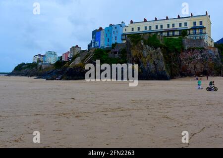 Blick auf bunte Häuser / Hotels auf einer Klippe mit Blick auf den Strand in Tenby. Stockfoto