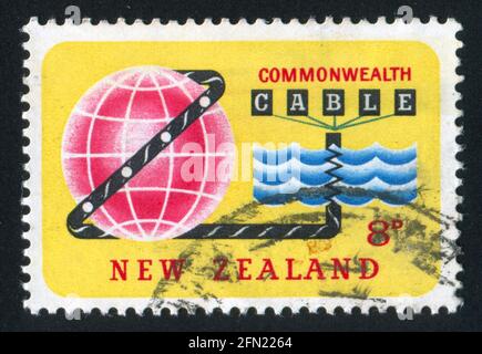 NEUSEELAND - UM 1963: Stempel gedruckt von Neuseeland, zeigt Cable, das um die Welt und durch das Meer fährt, um 1963 Stockfoto