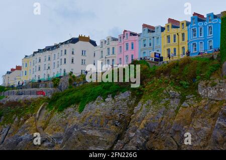 Blick auf bunte Häuser / Hotels auf einer Klippe mit Blick auf den Strand in Tenby. Stockfoto