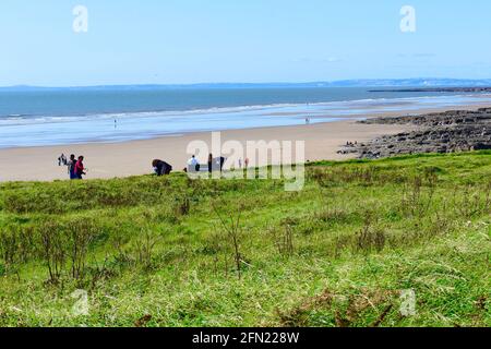 Eine wunderschöne Aussicht über die gemeinsame in Rest Bay, Porthcawl. Menschen, die gerne bei Ebbe am freiliegenden Sandstrand spazieren gehen. Stockfoto