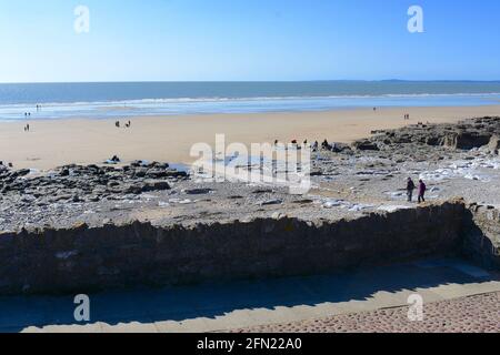 Eine wunderschöne Aussicht über die gemeinsame in Rest Bay, Porthcawl. Menschen, die gerne bei Ebbe am freiliegenden Sandstrand spazieren gehen. Stockfoto