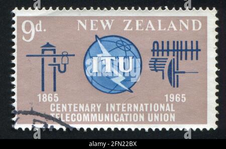 NEUSEELAND - UM 1965: Stempel gedruckt von Neuseeland, zeigt ITU Emblem, Alte und Neue Kommunikationsausrüstung, um 1965 Stockfoto