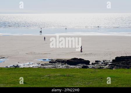 Eine wunderschöne Aussicht über die gemeinsame in Rest Bay, Porthcawl. Menschen, die gerne bei Ebbe am freiliegenden Sandstrand spazieren gehen. Stockfoto