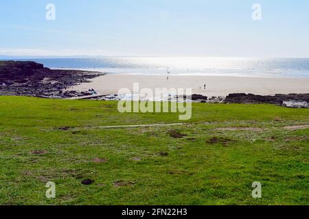 Eine wunderschöne Aussicht über die gemeinsame in Rest Bay, Porthcawl. Menschen, die gerne bei Ebbe am freiliegenden Sandstrand spazieren gehen. Stockfoto