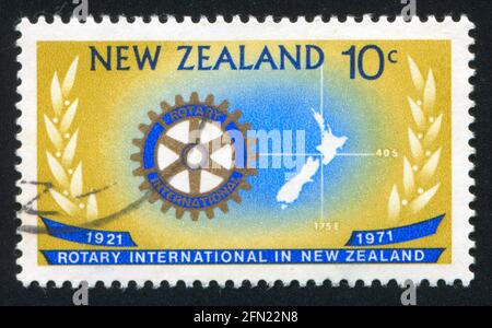 NEUSEELAND - UM 1971: Stempel gedruckt von Neuseeland, zeigt Rotary Emblem und Karte von Neuseeland, um 1971 Stockfoto