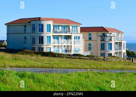 Zwei moderne, zweckmäßig gebaute Wohnblocks mit atemberaubendem Meerblick über den Bristol Channel in Porthcawl. Stockfoto