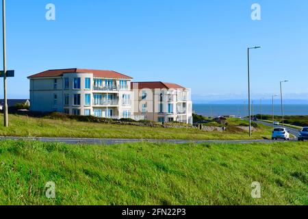 Zwei moderne, zweckmäßig gebaute Wohnblocks mit atemberaubendem Meerblick über den Bristol Channel in Porthcawl. Stockfoto