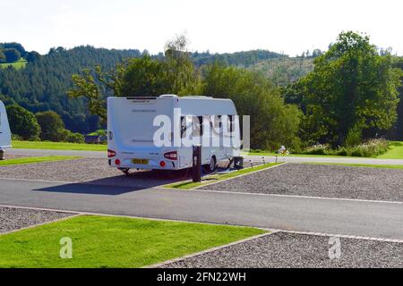 Ein Blick auf moderne Wohnwagen und Reisemobile vor Ort im Red Kite Touring Park in der Nähe von Llanidloes in Mid-Wales. Nur für Erwachsene, mit einem komplett-Service-Pitc Stockfoto