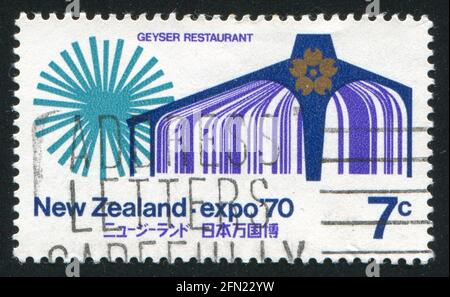 NEUSEELAND - UM 1970: Briefmarke gedruckt von Neuseeland, zeigt EXPO’70 Emblem, Geyser Restaurant, um 1970 Stockfoto