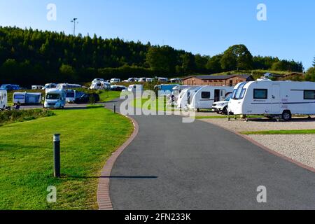 Ein Blick auf Wohnwagen und Wohnmobile vor Ort im Red Kite Touring Park in der Nähe von Llanidloes in Mid-Wales. Platz nur für Erwachsene mit voll ausgestatteten Stellplätzen. Stockfoto