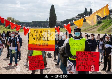 Rom, Italien 13/04/2021: Protest der von Fipe-Confcommercio einberufenen Kaufleute gegen die gegen Covid gerichteten Maßnahmen der Regierung Draghi, Circus Maximus. © Andrea Sabbadini Stockfoto