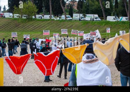 Rom, Italien 13/04/2021: Protest der von Fipe-Confcommercio einberufenen Kaufleute gegen die gegen Covid gerichteten Maßnahmen der Regierung Draghi, Circus Maximus. © Andrea Sabbadini Stockfoto