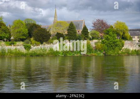 Blick über den River Tweed nach Kelso, mit der St. Andrew's Scottish Episcopal Church im Hintergrund. Roxburghshire, Scottish Borders, Schottland, Großbritannien. Stockfoto