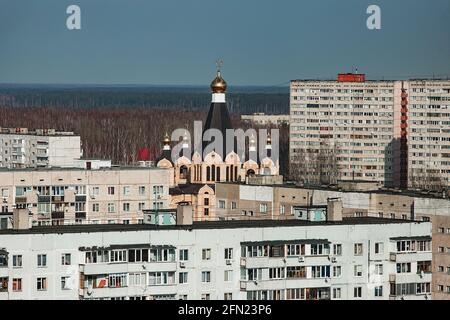 Neue Nachbarschaft am Stadtrand mit einem mehrstöckigen Standard-Gebäude, verkauft viele Wohnungen, Kauf von Wohnungen für Familien in einem resid Stockfoto