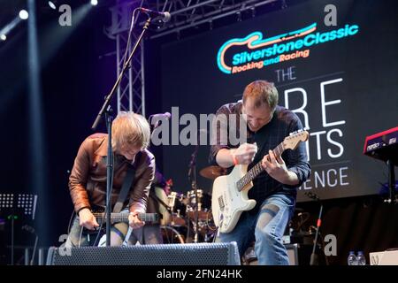 Terence Reis und Tim Walters treten mit The Dire Straits Experience auf der Bühne des Silverstone Classic 2017 auf Stockfoto