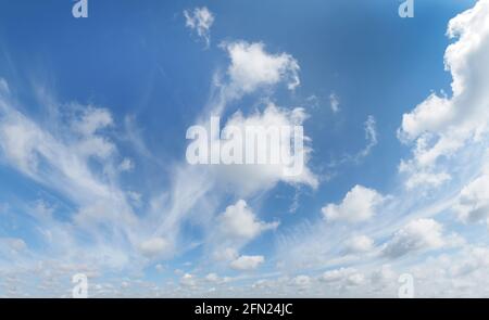 Blauer Himmel mit weißen Wolken über dem Südwesten von Florida USA Stockfoto