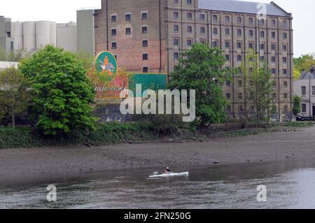 London, Großbritannien. Mai 2021. Regen auf der Themse in Chiswick. Kredit: JOHNNY ARMSTEAD/Alamy Live Nachrichten Stockfoto
