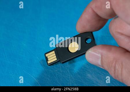 USB-Stick mit einem geheimen Schlüssel für den Zugriff auf verschlüsselte Dateien Stockfoto