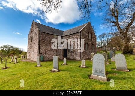 KINNEFF OLD CHURCH ANGUS SCOTLAND BLICK ÜBER DEN FRIEDHOF NACH HINTEN VON KIRK UND EINGANGSTOR Stockfoto