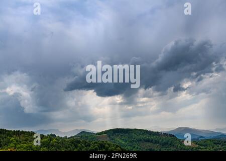 Berge bedeckt mit drohenden stürmischen Wolken Stockfoto