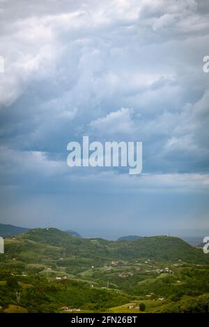 Stürmische Wolken mit Regen bedecken Berge Stockfoto