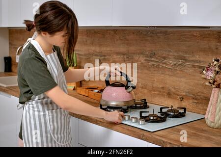 Junge schöne Hausfrau Kochen auf Küche Stockfoto