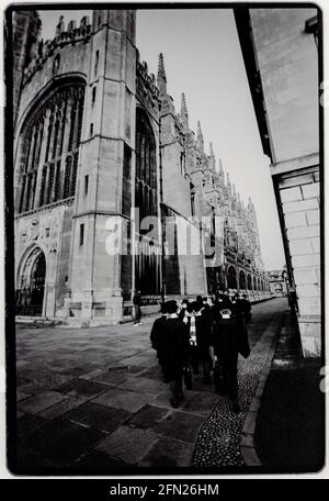 Chapel Choir des Kings College 1992. Dezember 2021 gescannt, fotografiert im Zusammenhang mit dem traditionellen Fest der neun Weihnachtslieder im King’s College unter der musikalischen Leitung von Stephen Cleobury, später Sir Stephen. Der Vater Stephen starb 2019. Sir Stephen John Cleobury CBE war ein englischer Organist und Musikdirektor. Er arbeitete mit dem Choir of King's College in Cambridge, wo er von 1982 bis 2019 als Musikdirektor tätig war.der Choir of King's College in Cambridge ist ein englischer Chor. Es gilt als einer der heute versiertesten und renommiertesten Vertreter der großen englischen Chortradition. Stockfoto