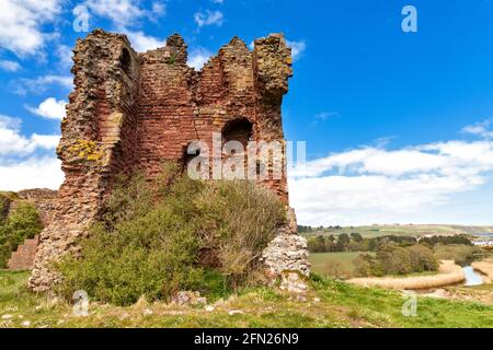 LUNAN BAY ANGUS SCOTLAND DIE VERWITTERTEN STEINE DER RUINE TURM DER ROTEN BURG Stockfoto