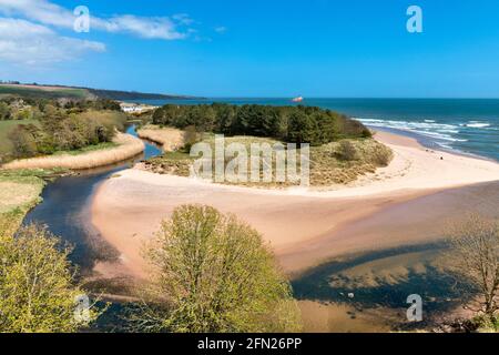 LUNAN BAY ANGUS SCOTLAND BLICK VOM ROTEN SCHLOSS GEGENÜBER DIE BUCHT Stockfoto