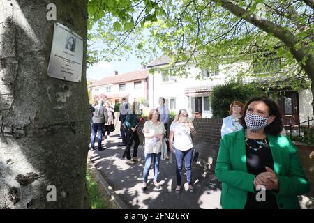 Mary Lou McDonald, die Anführerin von Sinn Fein, schaut auf eine Gedenktafel für das Opfer John Laverty in Ballymurphy, Belfast, nach einem Treffen mit den Familien von Menschen, die beim Massaker von Ballymurphy getötet wurden. Bilddatum: Donnerstag, 13. Mai 2021. Die Regierung tut es wirklich leid für die Ereignisse in Ballymurphy vor 50 Jahren, bei denen 10 unschuldige Menschen getötet wurden, sagte der nordirische Staatssekretär Brandon Lewis. Siehe PA-Geschichte ULSTER Ballymurphy. Das Foto sollte lauten: Brian Lawless/PA Wire Stockfoto