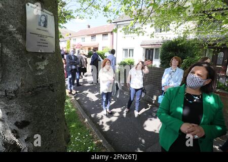 Mary Lou McDonald, die Anführerin von Sinn Fein, schaut auf eine Gedenktafel für das Opfer John Laverty in Ballymurphy, Belfast, nach einem Treffen mit den Familien von Menschen, die beim Massaker von Ballymurphy getötet wurden. Bilddatum: Donnerstag, 13. Mai 2021. Die Regierung tut es wirklich leid für die Ereignisse in Ballymurphy vor 50 Jahren, bei denen 10 unschuldige Menschen getötet wurden, sagte der nordirische Staatssekretär Brandon Lewis. Siehe PA-Geschichte ULSTER Ballymurphy. Das Foto sollte lauten: Brian Lawless/PA Wire Stockfoto