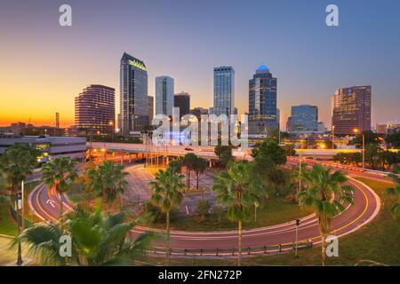 Tampa, Florida, USA Skyline der Innenstadt über Straßen und Autobahnen in der Abenddämmerung. Stockfoto