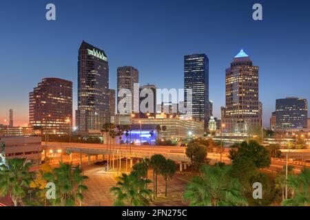 Tampa, Florida, USA Skyline der Innenstadt über Straßen und Autobahnen in der Abenddämmerung. Stockfoto