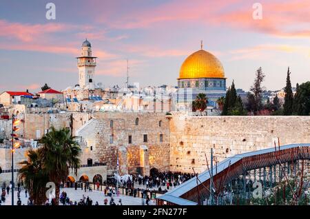 Jerusalem, Israel an der Westmauer und der Felsendom in der Abenddämmerung in der Altstadt. Stockfoto