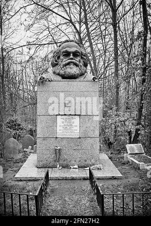 Das Grab von Karl Marx auf dem Highgate Friedhof in London. Dort wurde er am 17. März 1883 begraben. 08.02.1989 - Christoph Keller Stockfoto