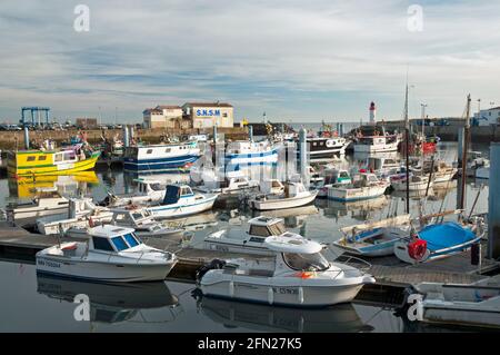 Fischerboote und Hafen, La Cotiniere, Ile d'Oleron, Charente-Maritime (17), Nouvelle-Aquitaine Region, Frankreich Stockfoto
