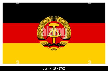 Jahrgang 1949 die offizielle Nationalflagge der DDR während ihres Bestehens von 1949 bis 1990. Flagge Ostdeutschlands Design und Symbolik der Fahne sind abgeleitet von der Flagge der Weimarer Republik und kommunistischer Symbolik. Die Flagge wurde in Westdeutschland und West-Berlin als verfassungswidrig und kriminell geächtet, wo sie bis in die späten 1960er Jahre als Spalterflagge (sezessionistische Flagge) bezeichnet wurde. Stockfoto