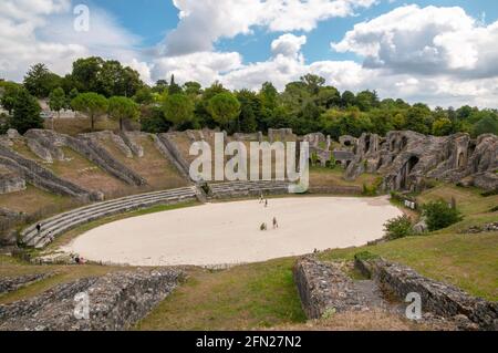 Ruinen des gallo-römischen Amphitheaters (1. Jahrhundert) in Saintes, Charente-Maritime (17), Region Nouvelle-Aquitaine, Frankreich Stockfoto