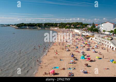Strand ‘La grande Plage’ im Sommer, Fouras, Charente-Maritime (17), Region Nouvelle-Aquitaine, Frankreich Stockfoto