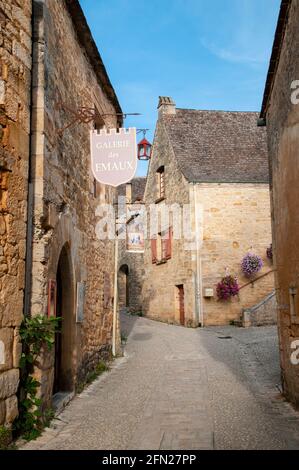 Leere Straße im mittelalterlichen Dorf Beynac-et-Cazenac, Dordogne (24), Nouvelle-Aquitaine, Frankreich. Das Dorf wird als eines der am meisten aufgeführten Stockfoto