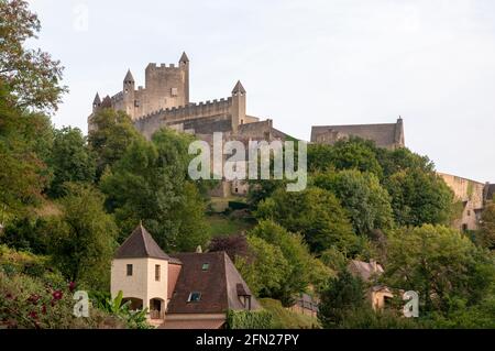 Beynac Castle, eine mittelalterliche Festung aus dem 12. Jahrhundert an der Dordogne in Beynac-et-Cazenac, Dordogne (24), Region Nouvelle-Aquitaine, Frankreich. Stockfoto