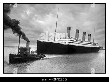 TITANIC 1912 Vintage historische RMS Titanic mit Hilfe eines Lotsenschleppers, der Southampton für ihre unglückliche Jungfernfahrt am 10. April 1912 verlässt. Das White Star Dock, später als Ocean Dock bekannt, wurde 1911 eröffnet. Von hier aus, am 44. Liegeplatz, sollte RMS Titanic Southampton am 10. April 1912 verlassen. Stockfoto