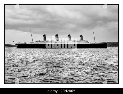 TITANIC 1912 RMS Titanic in Cobh Harbour (Queenstown) Datum 11. April 1912 Britischer transatlantischer Dampfer, der von 1909 bis 1912 im Auftrag der Reederei White Star Line in Belfast auf der Werft Harland & Wolff gebaut wurde. Zum Zeitpunkt der Inbetriebnahme war es das größte Schiff der Welt. In der Nacht vom 14. Auf den 15. April 1912 sank er während der Jungfernfahrt im Nordatlantik, nachdem er einen Eisberg geschlagen hatte. Stockfoto