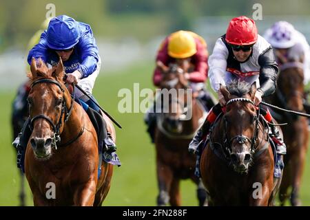 William Buick reitet auf der „The Hure Lane“ (links) auf dem Weg zum Gewinn des Al Basti Equiworld Dubai Dante Stakes am zweiten Tag des Dante Festivals auf der Pferderennbahn von York. Bilddatum: Donnerstag, 13. Mai 2021. Stockfoto