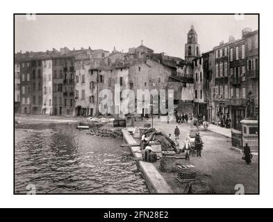 ST. TROPEZ VINTAGE RETRO 1900 Saint Tropez einfacher historischer alter Fischerhafen, mit hölzernen Fischkisten Container auf der Hafenseite, die auf die nächsten Fischerboote warten, Cote d'Azur France Stockfoto