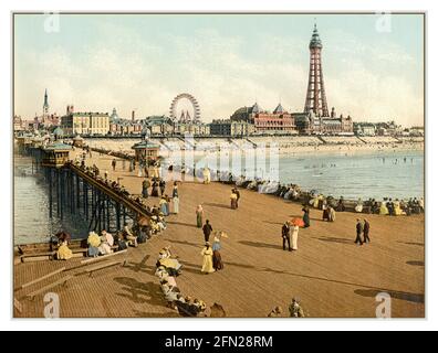 BLACKPOOL PEOPLE URLAUB VINTAGE PHOTOCHROM 1890 Blackpool Vintage Retro Chromolith Photochrom Pleasure Beach vom North Pier mit Blackpool Tower dahinter Großbritannien, Vereinigtes Königreich Stockfoto