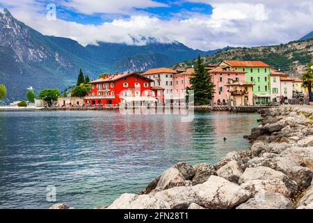 Wunderschöne Naturkulisse und Seen von Europa. Schöner See Lago di Grada. Blick auf Torbole Dorf mit bunten Häusern. Italien, Trient, Mai 2014 Stockfoto